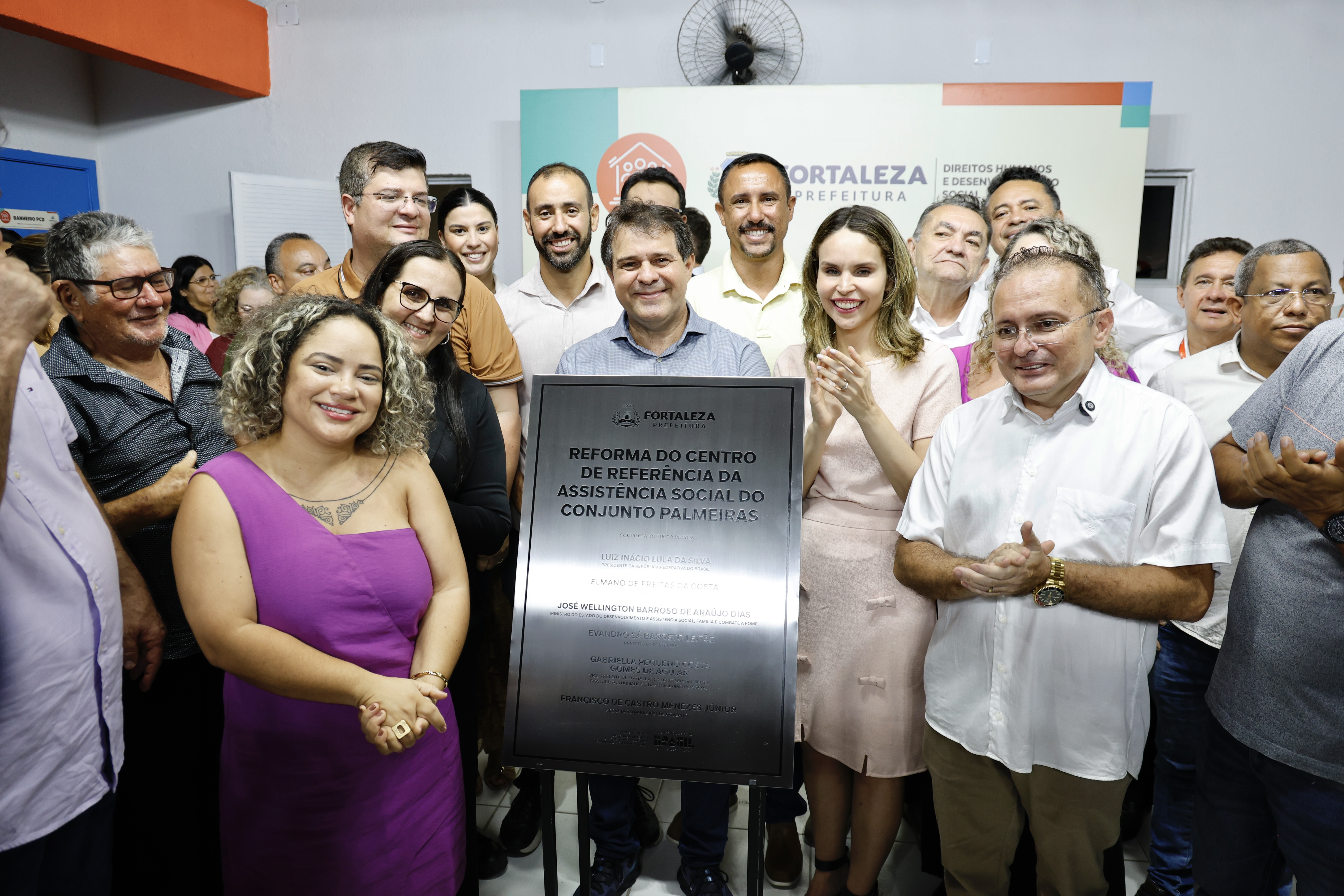 grupo de pessoas posa para a foto